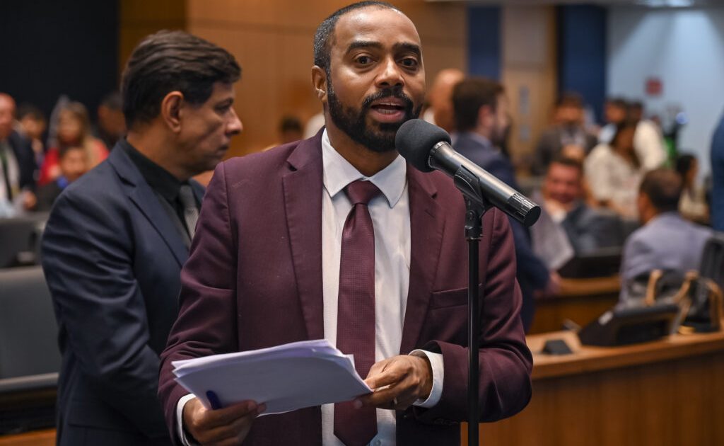 Deputado Professor Josemar em sessão extraordinária no plenário da Alerj