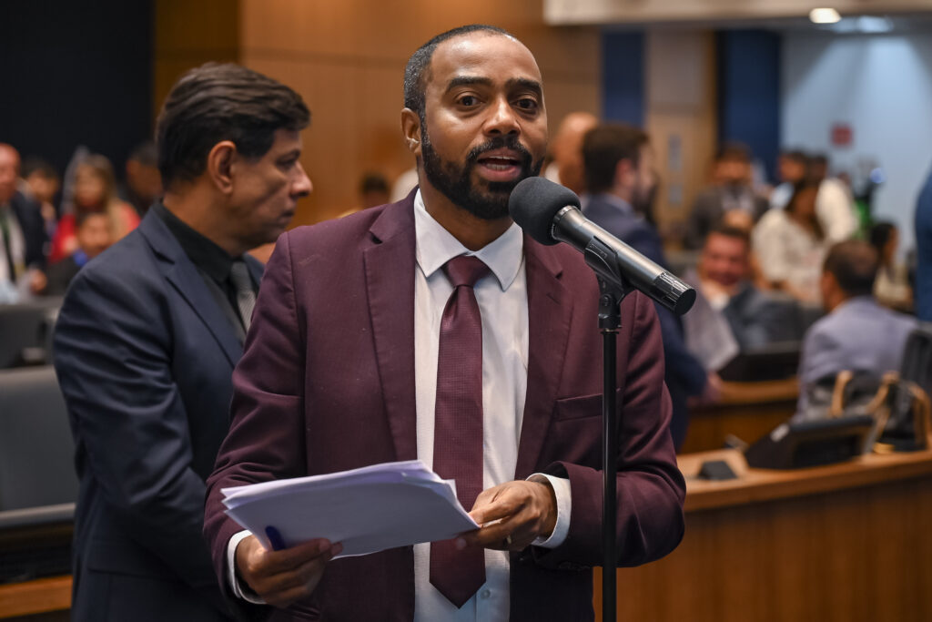 Deputado Professor Josemar em sessão extraordinária no plenário da Alerj